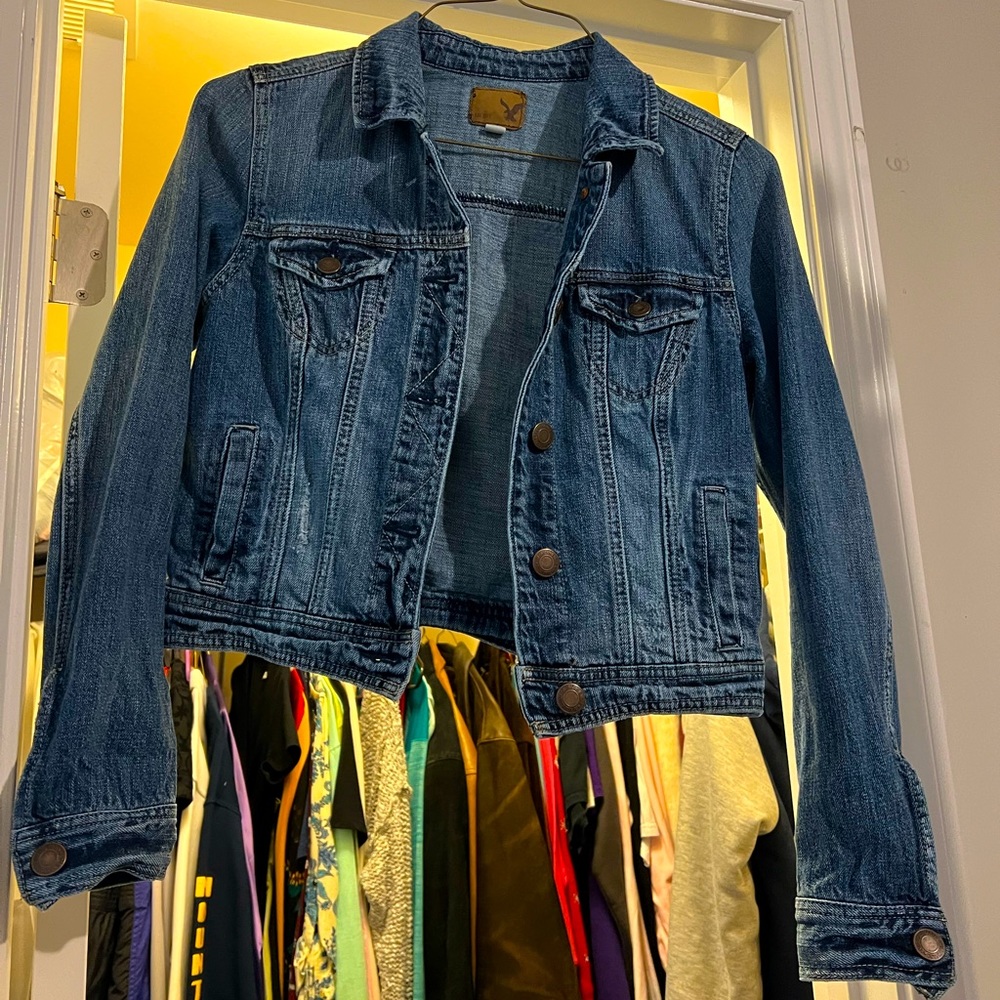 Gently Worn Women’s/Juniors Crop Denim Jacket!! Size: Medium